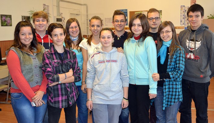 Csikys webszerkesztők. A képen balról jobbra: Papp Anabella, Bacsilla Sándor, Tóthpál Béla, Bognár Tünde, Păcurar Ariana, Bortoș Júlia, Cara Alessio, Pop Sorina Reghina, Sipos Szilárd, Bakai Kitti, Csomós Roland Webszerkesztok