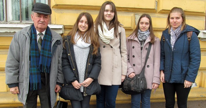 Aradiak az Erdélyi Magyar Matematikaverseny zilahi országos szakaszán: Péter András tanár úr kíséretében Kurunczi Viktória (IX. A), Hegyi Boglárka (X. A), Ilona Judit (XI. A) és Kovács Kriszta (X. A) EMMV_2016_sav
