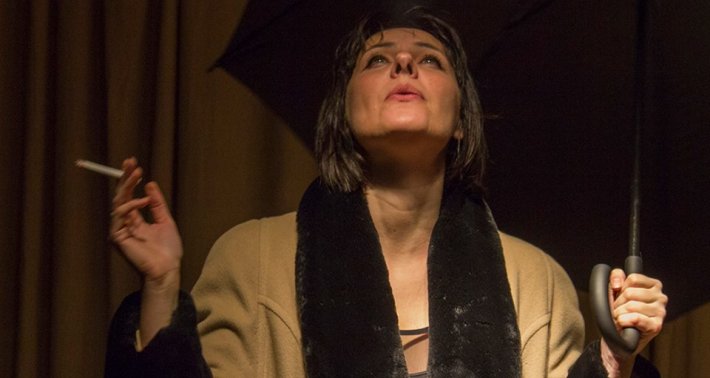 Lola Blau – az Aradi Kamaraszínház egyszemélyes musicalje Bartha Boróka előadásában Lola_Blau_sav