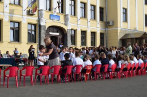 Kurunczi Enikő Magdolna tanító néni és 28 előkészítős tanítványa vonul be az iskolaudvarra