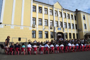 Kurunczi Enikő Magdolna tanító néni és 28 előkészítős tanítványa vonul be az iskolaudvarra