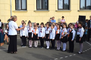 Khell Jolán tanító néni vezetésével énekelnek a Kispacsirták