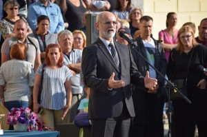 Bognár Levente alpolgármester beszél a jelenlévőkhöz 