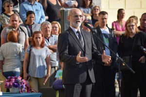 Bognár Levente alpolgármester beszél a jelenlévőkhöz 