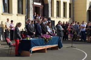 Ft. Sándor Tivadar arad-gáji katolikus plébános kér áldást a jelenlévőkre 