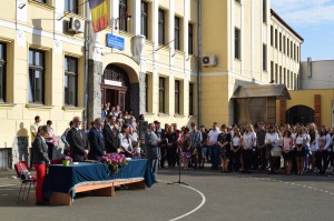 Ft. Sándor Tivadar arad-gáji katolikus plébános kér áldást a jelenlévőkre 