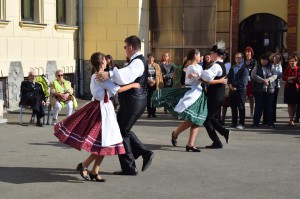 XIV. Alma Mater Véndiák-találkozó – Az iskolai néptánccsoport tagjainak bemutatója 