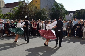 XIV. Alma Mater Véndiák-találkozó – Az iskolai néptánccsoport tagjainak bemutatója 