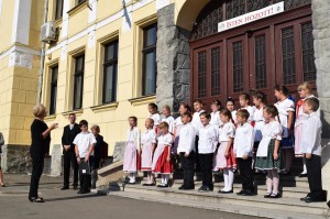 XIV. Alma Mater Véndiák-találkozó – A Kispacsirták énekelnek Khell Jolán tanító vezetésével 