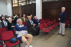 XIV. Alma Mater Véndiák-találkozó – Ujj János ny. történelemtanár, helytörténész köszönti a Karczagi Sándorral való beszélgetés résztvevőit  
