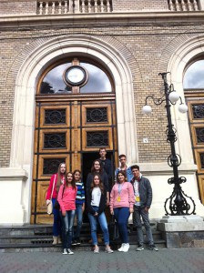 Középiskolások hosszú hétvégéje Kolozsváron – Csoportunk a BBTE főépülete előtt