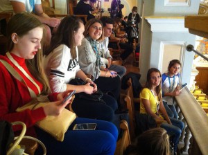 Középiskolások hosszú hétvégéje Kolozsváron – Mosolyok a megnyitó ünnepségen