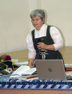Uzsalyné dr. Pécsi Rita, neveléskutató, főiskolai tanár előadása a Csiky Gergely Főgimnáziumban