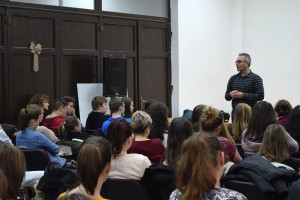 „Kíváncsiság, lázadás… drogok” – Kalóz János György pszichológus, addiktológus előadása a Csiky Gergely Főgimnáziumban