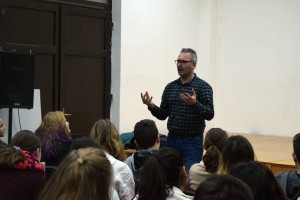 „Kíváncsiság, lázadás… drogok” – Kalóz János György pszichológus, addiktológus előadása a Csiky Gergely Főgimnáziumban