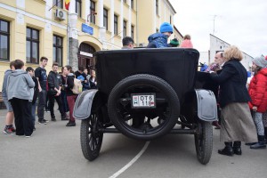 Egy Ford-T körözött az iskola udvarán!…