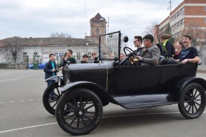 Egy Ford-T körözött az iskola udvarán!…