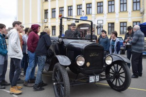 Egy Ford-T körözött az iskola udvarán!…