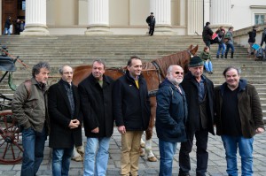 A Kossuthkifli c. televíziós sorozat színészei a Magyar Nemzeti Múzeum előtt