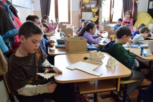 Medvecukor életre kelt – Kézimunkázik a III. osztály az Iskola másként hét második napján