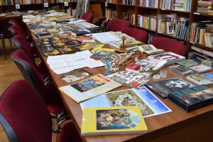 Egyházi könyvek és kegytárgyak kiállítása a könyvtárban 