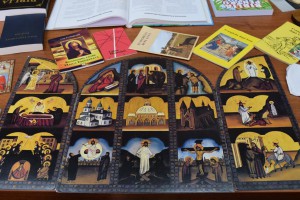 Egyházi könyvek és kegytárgyak kiállítása a könyvtárban 