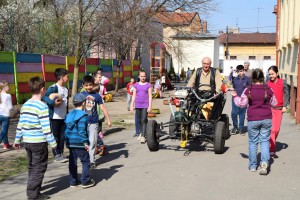 Motoros jármű tesztelése az Iskola másként héten