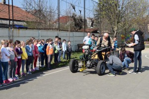 Motoros jármű tesztelése az Iskola másként héten