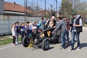 Motoros jármű tesztelése az Iskola másként héten