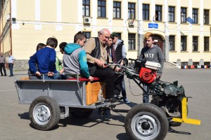 Motoros jármű tesztelése az Iskola másként héten