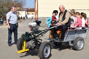 Motoros jármű tesztelése az Iskola másként héten
