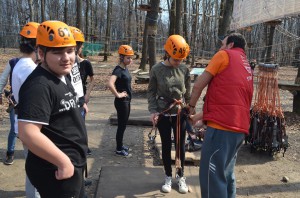 A VIII. A osztály (és néhány idősebb társuk) a kolozsvári Adrenalin parkban, 2017. március 24-én