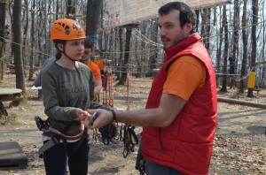 A VIII. A osztály (és néhány idősebb társuk) a kolozsvári Adrenalin parkban, 2017. március 24-én