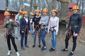 A VIII. A osztály (és néhány idősebb társuk) a kolozsvári Adrenalin parkban, 2017. március 24-én