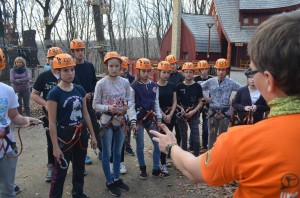 A VIII. A osztály (és néhány idősebb társuk) a kolozsvári Adrenalin parkban, 2017. március 24-én