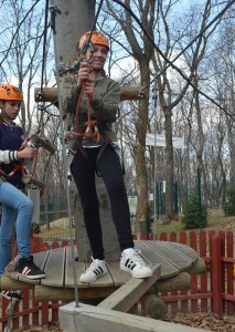 A VIII. A osztály (és néhány idősebb társuk) a kolozsvári Adrenalin parkban, 2017. március 24-én