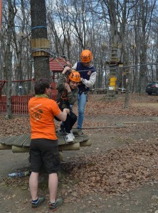 A VIII. A osztály (és néhány idősebb társuk) a kolozsvári Adrenalin parkban, 2017. március 24-én