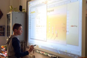 Fontos és hasznos oktatási segédeszközök: interaktív táblák az iskolában