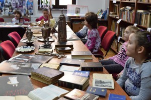 Vallásos örökségünk felfedezése – vallási kegytárgyak és könyvek kiállítása a könyvtárban, 2017. március 22-én