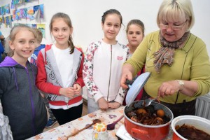 Kézműves foglalkozás a húsvét jegyében, Ujj Éva békéscsabai kézműves, a Bábika Játszóház és Rendezvényszervező Bt. vezetője irányításával