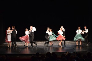 Az iskola néptánccsoportja kalotaszegi táncokat ad elő