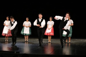 Az iskola néptánccsoportja kalotaszegi táncokat ad elő