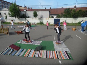 Önfeledt játék a Kenderkóc Népi Játszóház munkatársai szervezésében