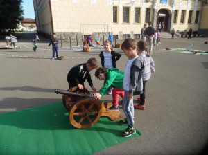 Önfeledt játék a Kenderkóc Népi Játszóház munkatársai szervezésében