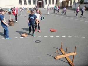 Önfeledt játék a Kenderkóc Népi Játszóház munkatársai szervezésében