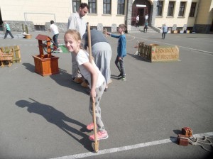 Önfeledt játék a Kenderkóc Népi Játszóház munkatársai szervezésében