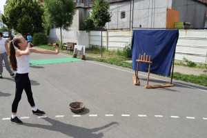 Önfeledt játék a Kenderkóc Népi Játszóház munkatársai szervezésében