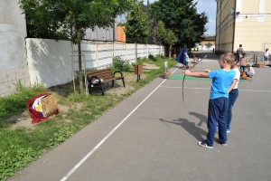 Önfeledt játék a Kenderkóc Népi Játszóház munkatársai szervezésében