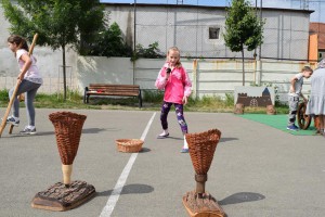 Önfeledt játék a Kenderkóc Népi Játszóház munkatársai szervezésében