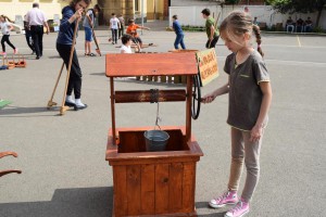 Önfeledt játék a Kenderkóc Népi Játszóház munkatársai szervezésében